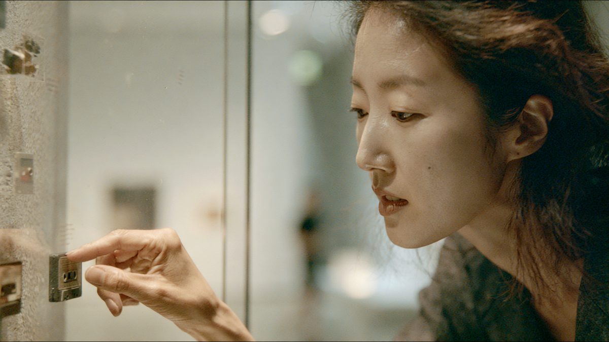 벽면의 카세트를 만져보는 엄마